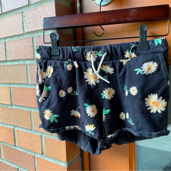 Old Navy flower shorts🌻 - Picture 2 of 3